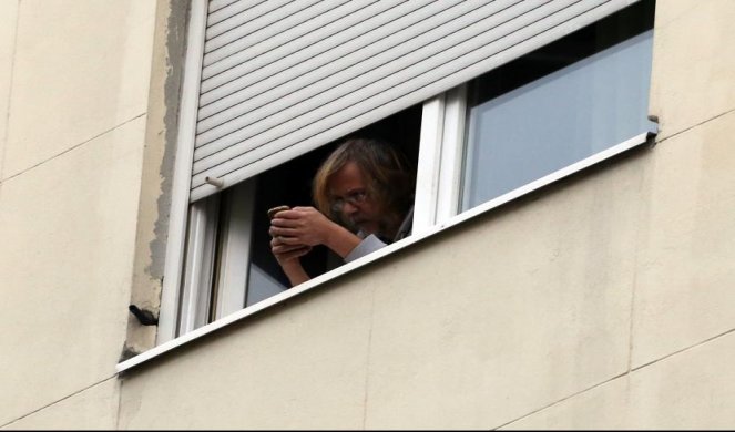 (FOTO) NEUTEŠAN POSLE SMRTI SINA! Srđan Todorović skrhan na prozoru svog stana!